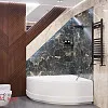 Яркий санузел в гостиничном номере