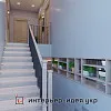Дизайн лестницы и коридора в светлых тонах