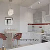 Дизайн кухни белого цвета с клубничным декором